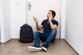 mann-som-har-last-seg-ute-av-leiligheten-og-ringer-lasesmed-for-hjelp